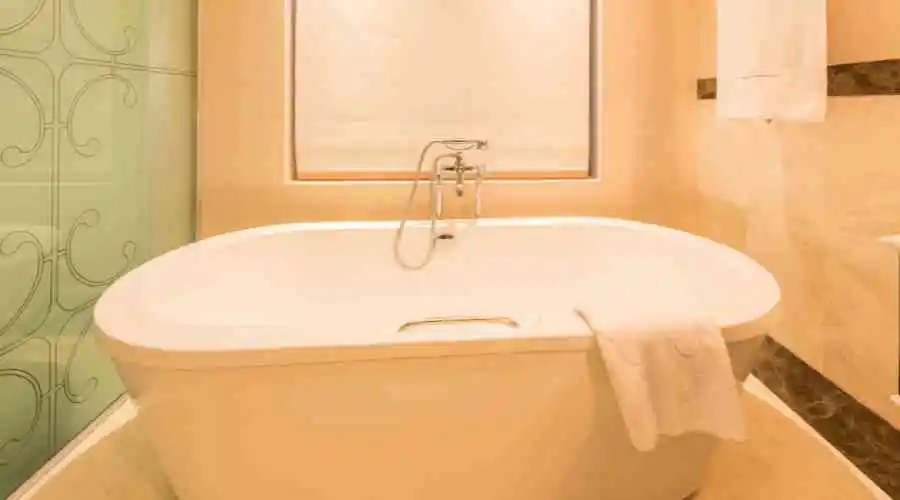 How to Avoid Common Bathtub Reglazing Issues?